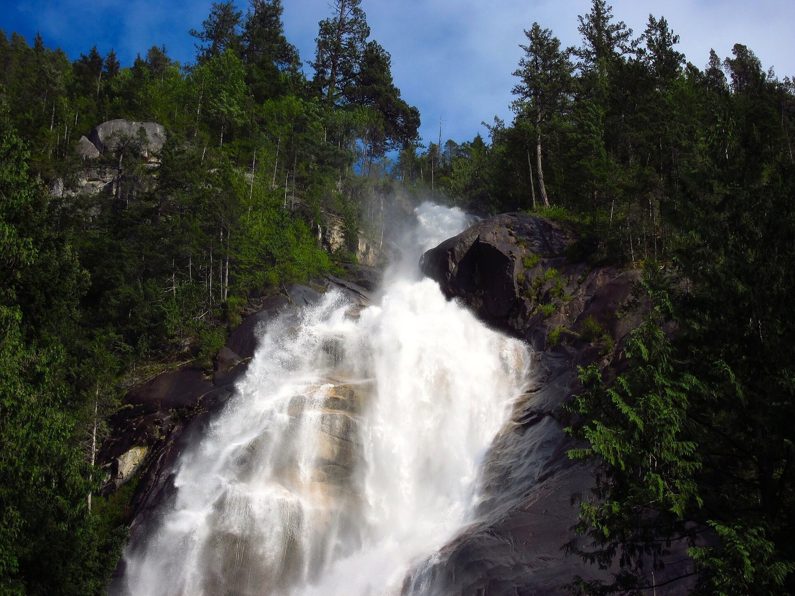 Shannon Falls Provincial Park and the Chief (Squamish)