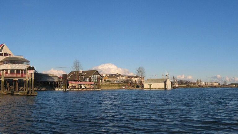 7 Small-Town Main Streets Near Vancouver That Look Straight Out of a Christmas Movie